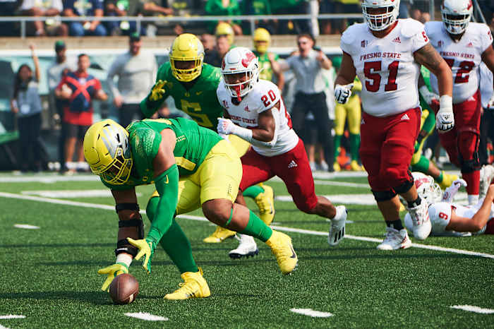 Mase Funa recovers a fumble following a strip sack by Kayvon Thibodeaux against Fresno State at Autzen Stadium. 